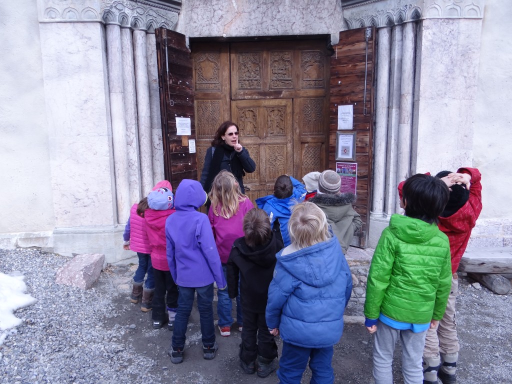 Les GS et CP de Névache découvrent l'église Saint-Marcellin.