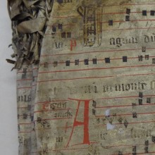 antiphonaire sur parchemin-servant-de-couverture-a-un-registre-de-notaire-du-xviiie siecle