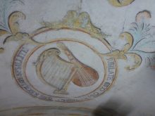 Médaillon peint baroque Deux instruments de musique et un psaume en latin dans un médaillon peint.