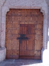 Porte sculptée en pin cembro, de style gothique, de l'église Saint-Étienne de Vallouise